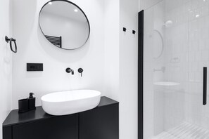 Dusche, Haartrockner, Bidet, Handtücher