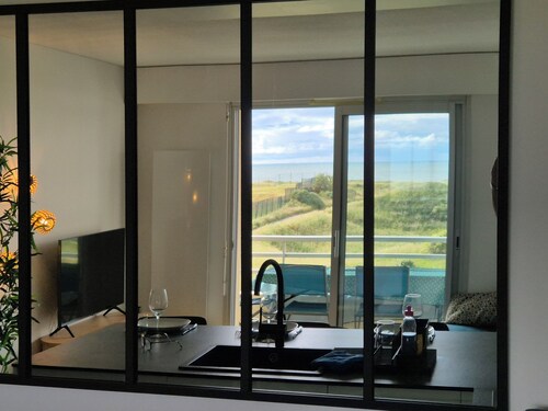 Apartment facing the sea, close to the golf course