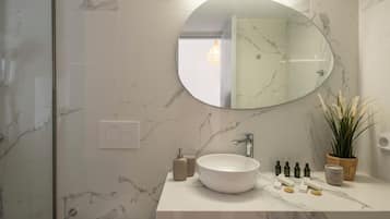 Basic Apartment, 1 Katil Kelamin (Double), Non Smoking, Private Bathroom | Bilik Mandi | Pancuran mandi, pengering rambut, selipar, tuala disediakan