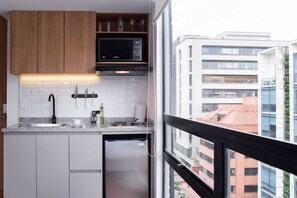 Kühlschrank, Mikrowelle, Herdplatte, Wasserkocher mit Kaffee-/Teezubehör