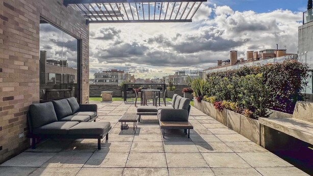 A rooftop patio with outdoor seating, a pergola, and a view of the cityscape. - w* | Splendid Loft with Fantastic Deco in Bogota (Bogotá)
