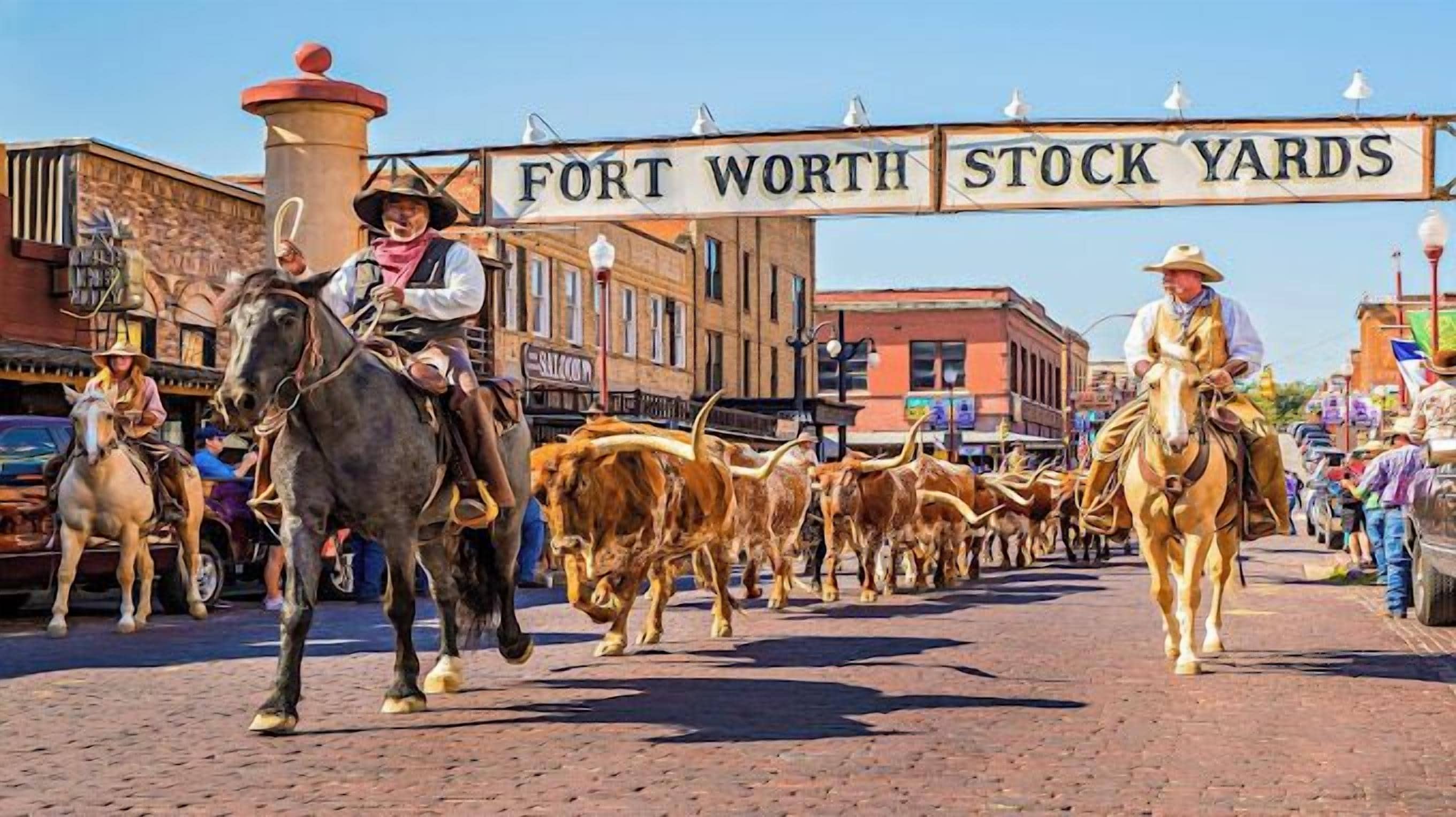 Escena callejera con un letrero que dice 'FORT WORTH STOCK YARDS' y gente montando a caballo.
