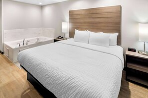 Standard Room, 1 King Bed, Non Smoking, Jetted Tub | Premium bedding, pillow-top beds, desk, laptop workspace - Clarion Pointe Fort Worth East - Arlington (Fort Worth)