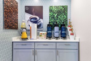 Free daily continental breakfast - Clarion Pointe Fort Worth East - Arlington (Fort Worth)