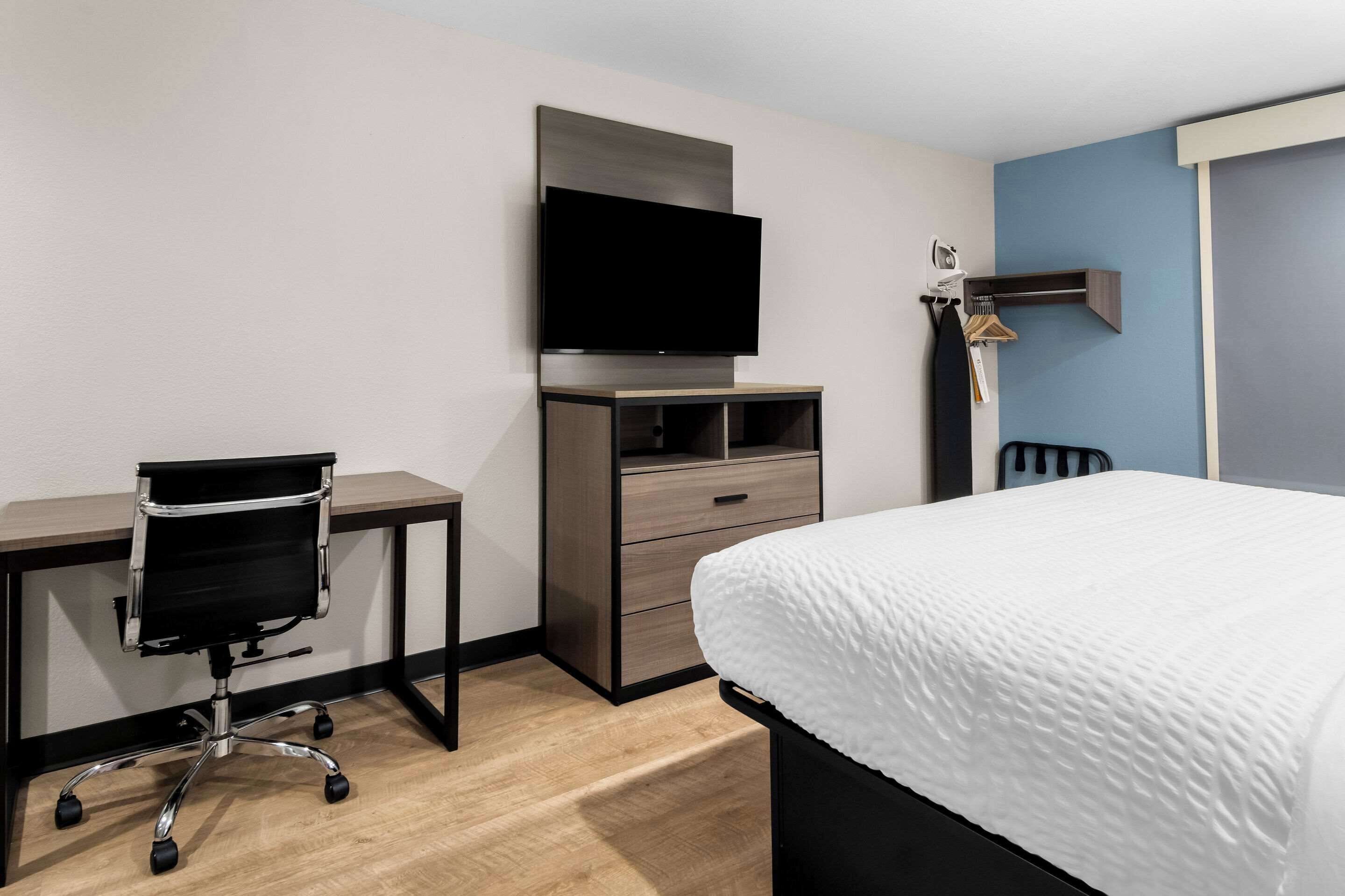 Room, 1 King Bed, Non Smoking (Efficiency) | Premium bedding, pillowtop beds, desk, laptop workspace