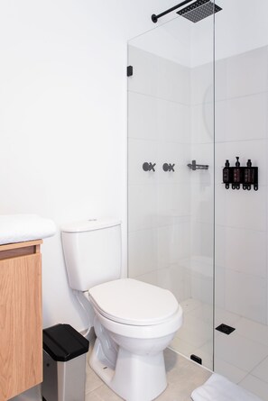 Dusj, hårføner og håndklær