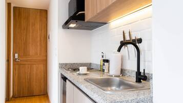 Refrigerador, microondas, parrilla de estufa y cafetera y tetera