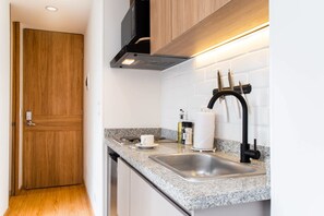 Kühlschrank, Mikrowelle, Herdplatte, Wasserkocher mit Kaffee-/Teezubehör