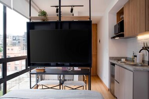 Refrigerador, microondas, placa de cocina, cafetera/tetera