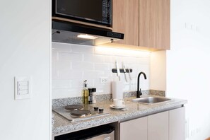 Refrigerador, microondas, placa de cocina, cafetera/tetera