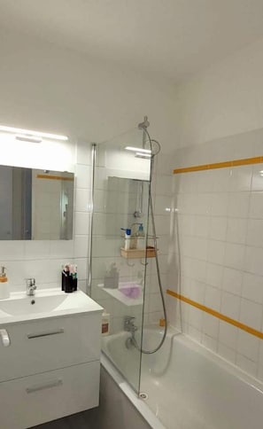 Sèche-cheveux, serviettes fournies, savon, papier toilette