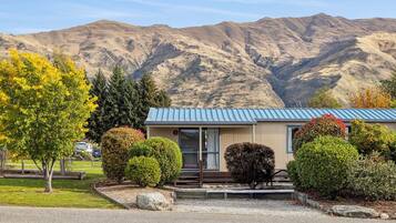 Superior 1 Bedroom Ensuite Cabin - Queen Bed, Single Bed and Bunk Bed | Terrace/patio