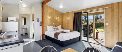 Superior 1 Bedroom Ensuite Cabin - 2 Queen Beds and Single Bed | 1 sovrum och gratis wi-fi