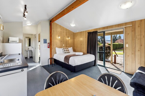 Superior 1 Bedroom Ensuite Cabin - 2 Queen Beds and Single Bed | 1 bedroom, free WiFi