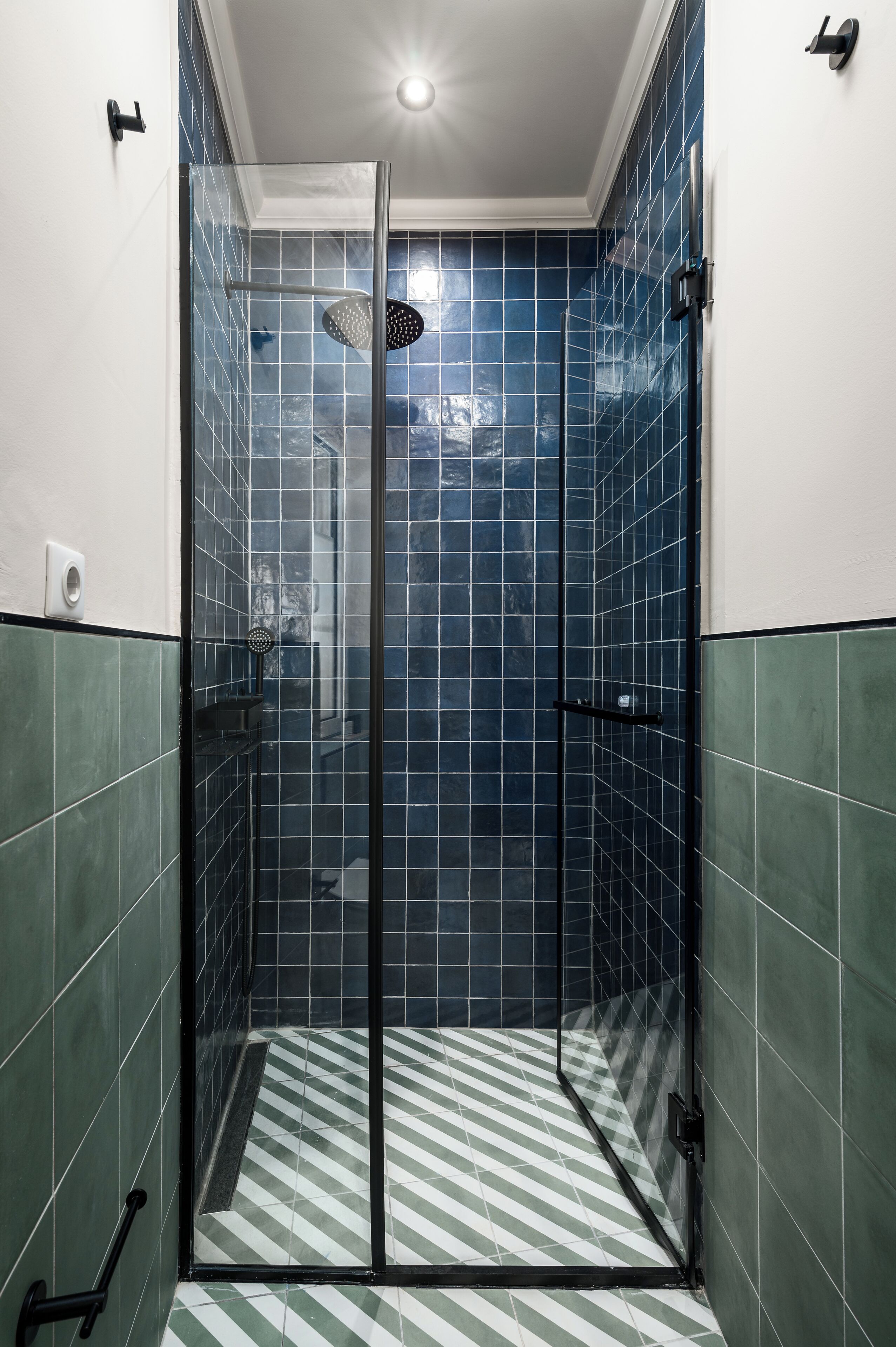 Superior appartement, 2 slaapkamers, uitzicht op de stad | Badkamer | Een douche, een haardroger, handdoeken, toiletpapier