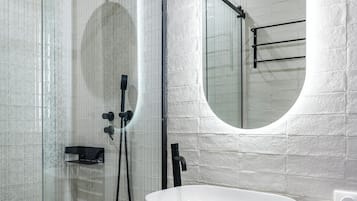 Apartemen Superior, 2 kamar tidur, pemandangan kota | Kamar mandi | Shower, pengering rambut, handuk, dan tisu toilet
