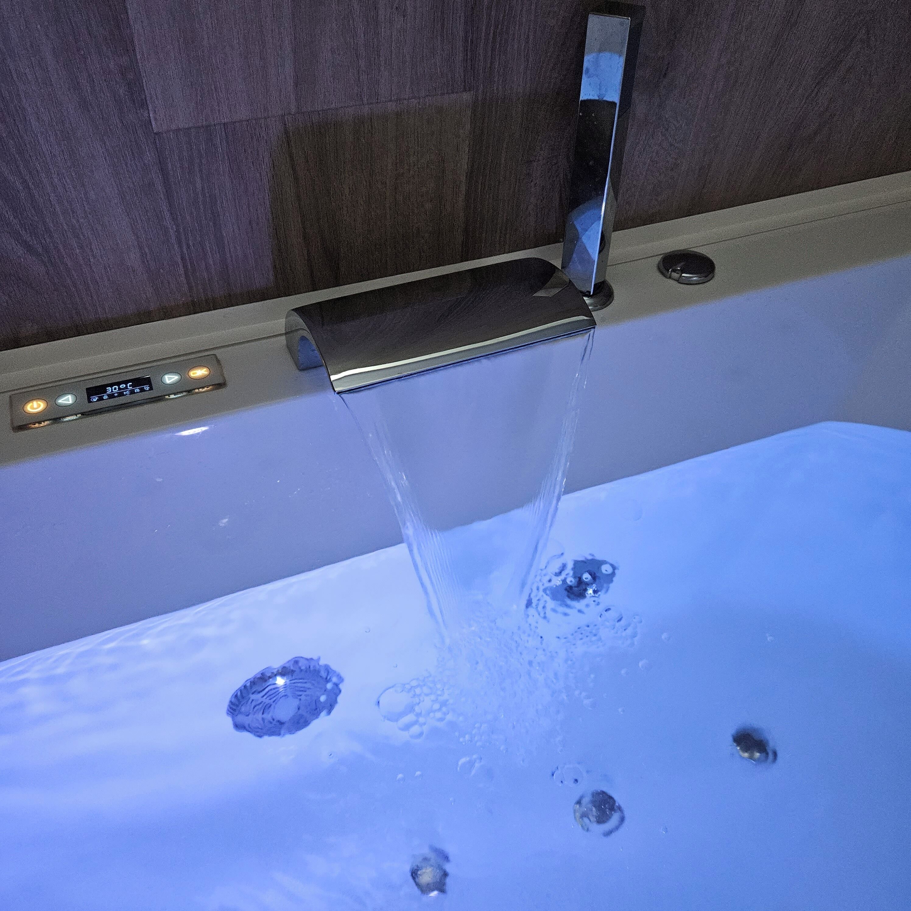 Baignoire à jets, sèche-cheveux, serviettes fournies, savon