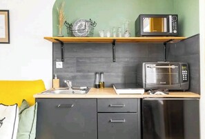 Kühlschrank, Mikrowelle, Ofen, Herdplatte