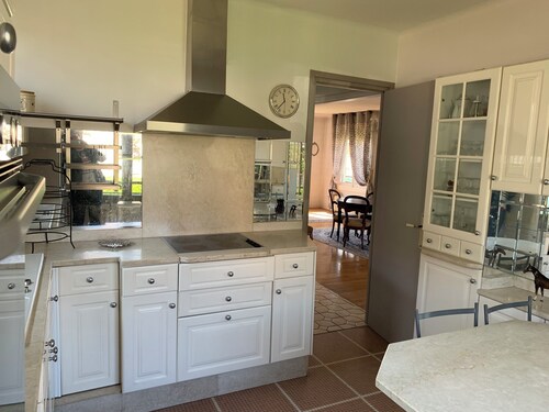 Magnificent, bright house with large garden, conveniently located. Quiet neighborhood