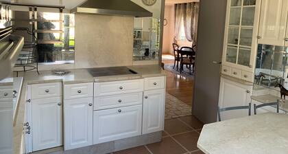 Magnificent, bright house with large garden, conveniently located. Quiet neighborhood