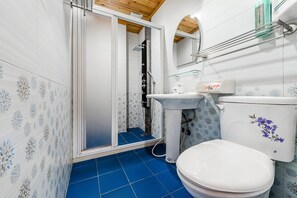 Quadruple Room | Bathroom | Shower, free toiletries, hair dryer, slippers - Green House (Puli)