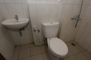 Habitación estándar doble | Baño | Ducha y toallas