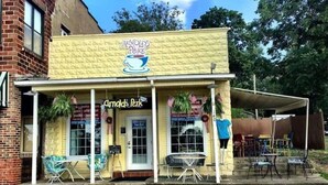 Un petit café appelé Arnold's Perk, doté d’une terrasse et décoré de drapeaux américains.