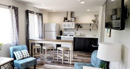 Fantastic Location-Roof Top Patio (shared) and King Bed