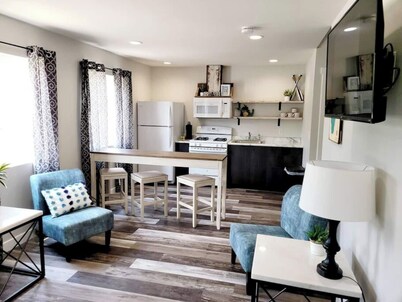 Fantastic Location-Roof Top Patio (shared) and King Bed