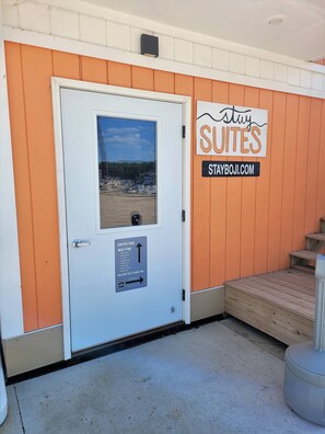 Exterior detail - Fantastic Location-Roof Top Patio (shared) and King Bed<br>This suite is on the 2nd level and requires guest to use stairs. (Arnolds Park)