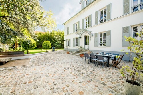 18th century residence with Jacuzzi near Paris