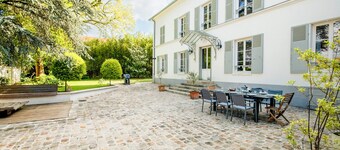 18th century residence with Jacuzzi near Paris