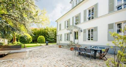 18th century residence with Jacuzzi near Paris