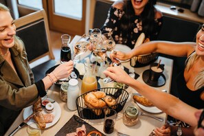 Khu vực ăn uống tại phòng