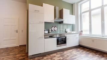 Kühlschrank, Ofen, Geschirrspüler, Wasserkocher mit Kaffee-/Teezubehör