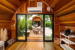 Design-huvila, patio, näköala puutarhaan | Näkymä huoneesta