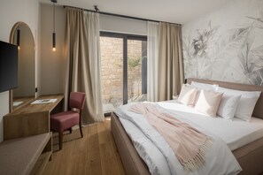 4 bedrooms, iron/ironing board, free WiFi, bed sheets