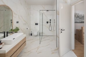Douche, séchoir à cheveux, serviettes fournies