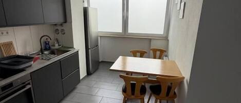 Kahden hengen huone | Jaettu keittiö | Täysikokoinen jääkaappi, uuni, liesi, astianpesukone