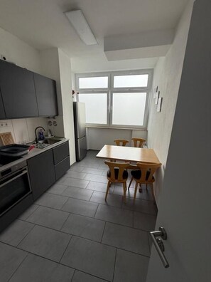 Doppelzimmer | Gemeinschaftsküche | Großer Kühlschrank, Ofen, Herdplatte, Geschirrspüler