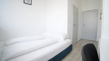 Kahden hengen huone | 1 makuuhuone, työpöytä, kannettavalle tietokoneelle sopiva työtila