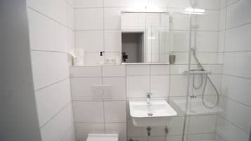 Ducha, cabezal de ducha con hidromasaje, secador de pelo, toallas