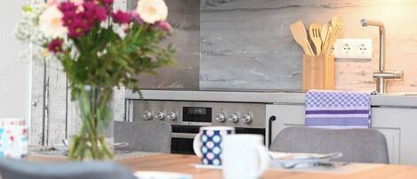 Fridge, oven, stovetop, dishwasher