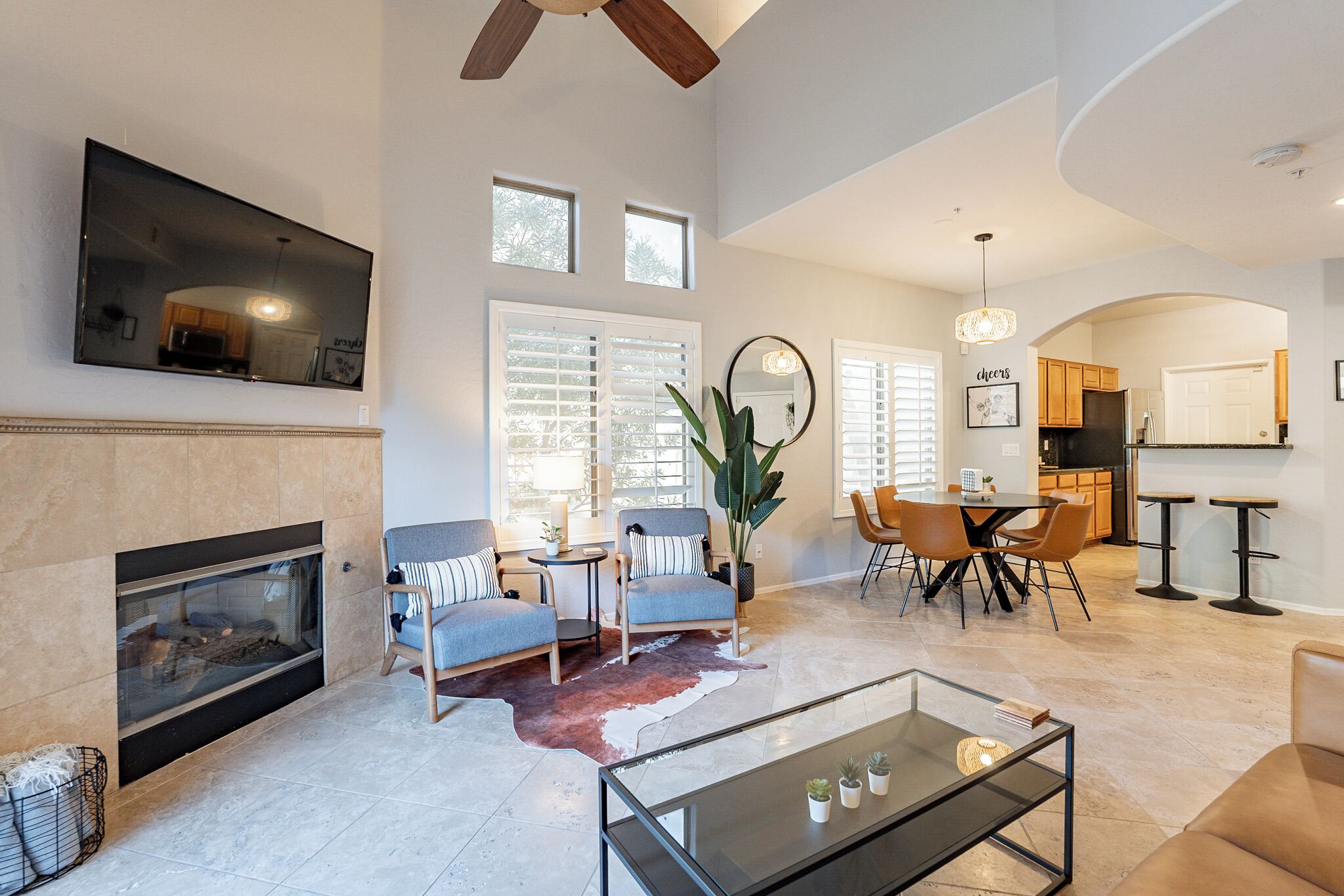 Een smart-tv en een open haard