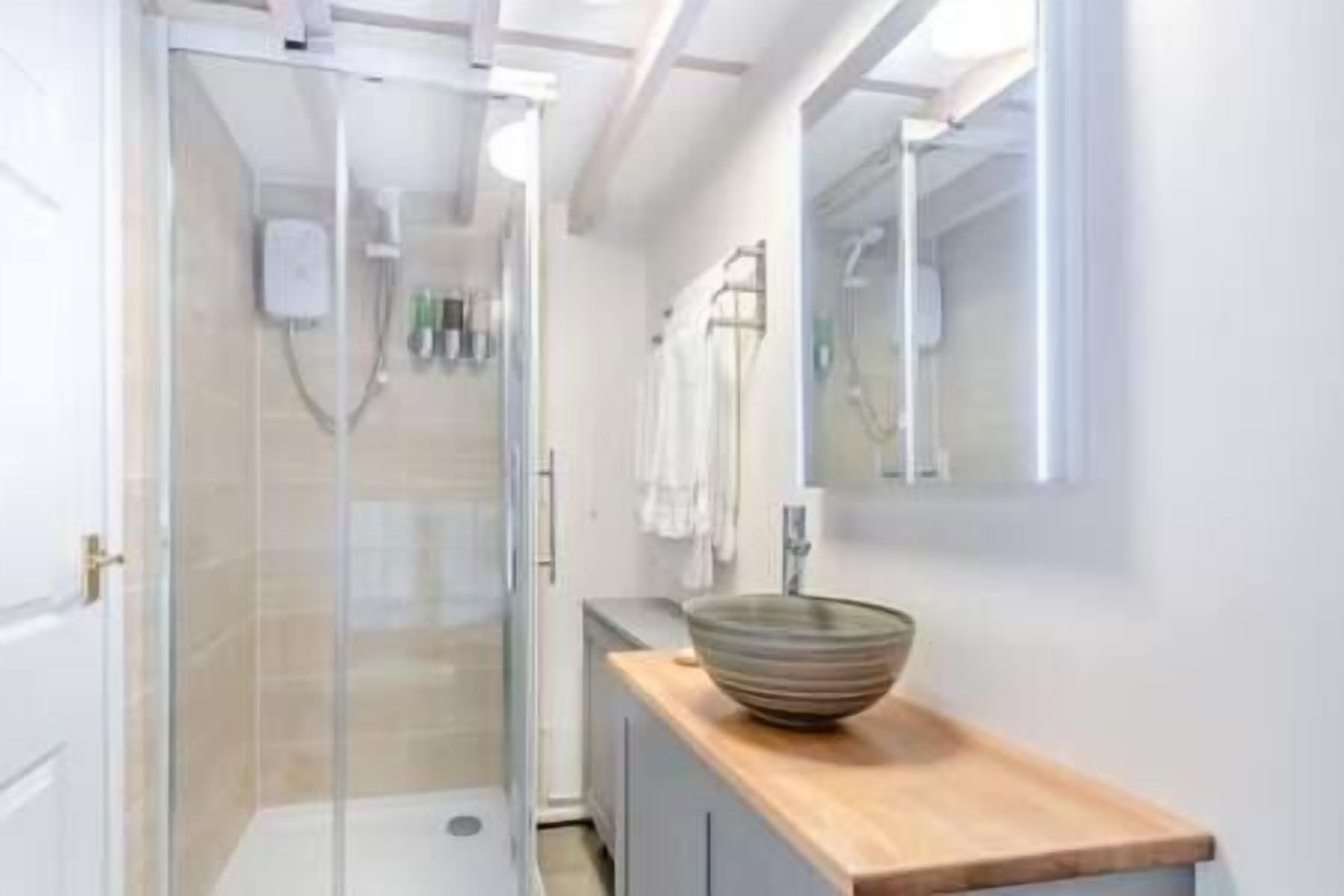 Articles de toilette écologiques, sèche-cheveux, serviettes fournies