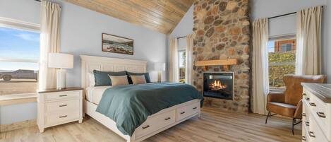 4 makuuhuonetta, työpöytä, silitysrauta/-lauta, vauvan matkasänky