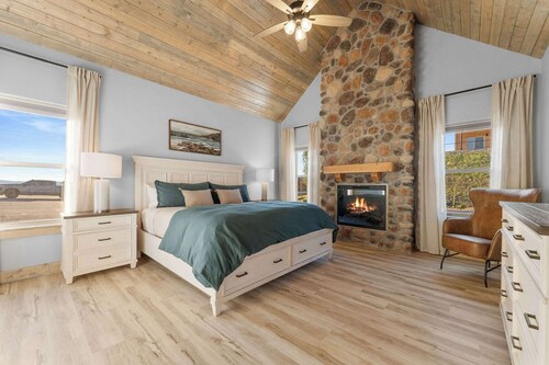 Amazing Lake View! No Stairs Cabin! Indoor Pool!