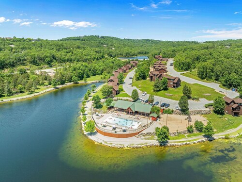 Cabin w/4 Primary Suites! Near Silver Dollar City!