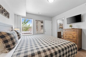 3 bedrooms, iron/ironing board, travel cot, WiFi - Downtown Home! Walk to Landing! Hot Tub! (Branson)