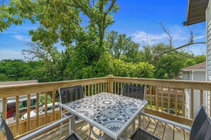 Outdoor dining - Downtown Home! Walk to Landing! Hot Tub! (Branson)